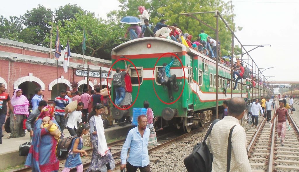 সান্তাহার স্টেশনে ঢাকাগামী ট্রেনগুলোতে মানুষের ভি