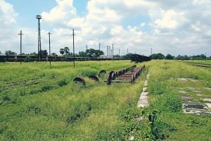 এভাবে বছরের পর বছর অরক্ষিতভাবে পরে থাকে রেলের চাকা। আলোকচিত্রী : আশরাফুল হৃদয়